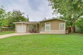 Victoria Home Near Downtown Fenced Yard and Grill!
